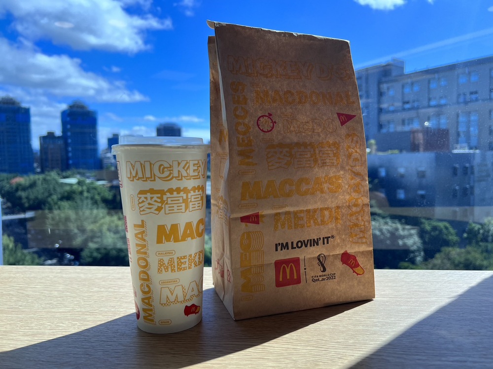 麥當勞的世足限定紙袋上，有各國民眾對麥當勞的暱稱，包含台灣消費者取的「麥當當」也在其中。圖：華視新聞網